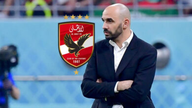صورة مدرب المغرب وليد الركراكي مع شعار الأهلي