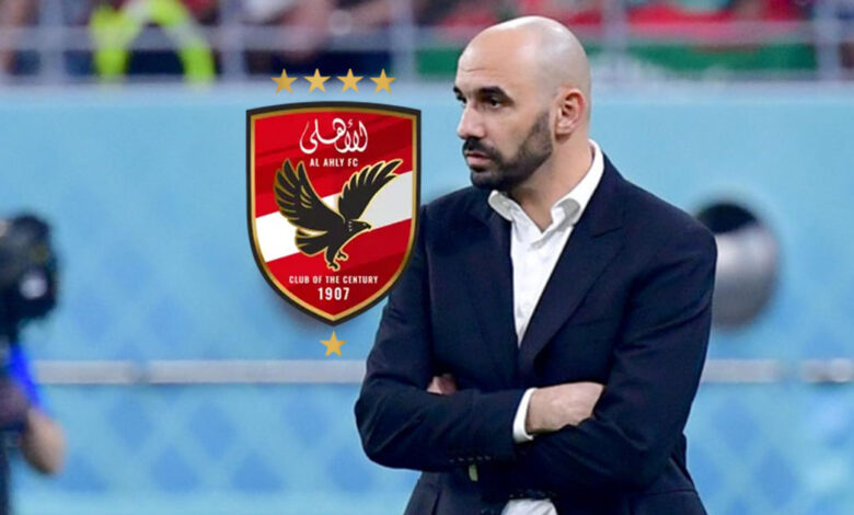 صورة مدرب المغرب وليد الركراكي مع شعار الأهلي