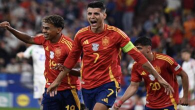 ألفارو موراتا يحتفل مع لامين يامال بهدف فوز إسبانيا على إيطاليا