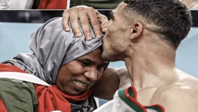 أشرف حكيمي يقبل رأس والدته بعد الصعود إلى ربع نهائي كأس العالم 2022 مع منتخب المغرب