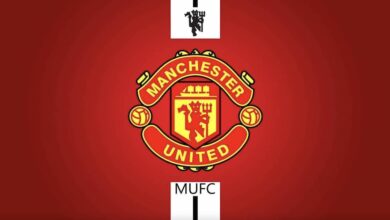 تاريخ شعار مانشستر يونايتد.. من قطار السكك الحديد إلى الشيطان الأحمر