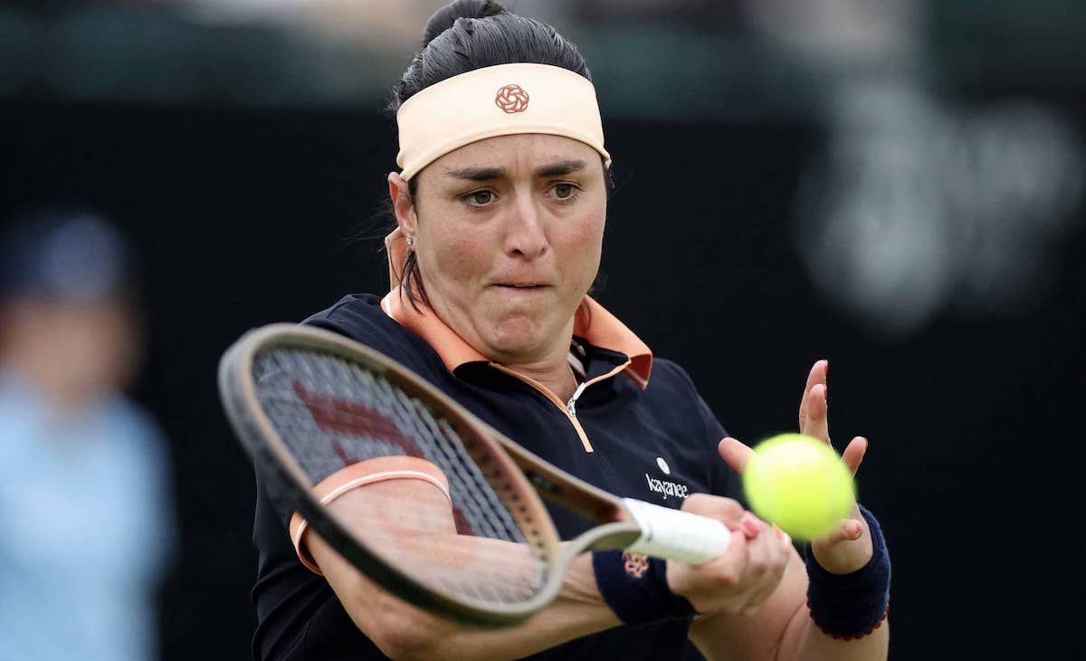 لاعبة التنس التونسية أنس جابر تضرب الكرة بالمضرب