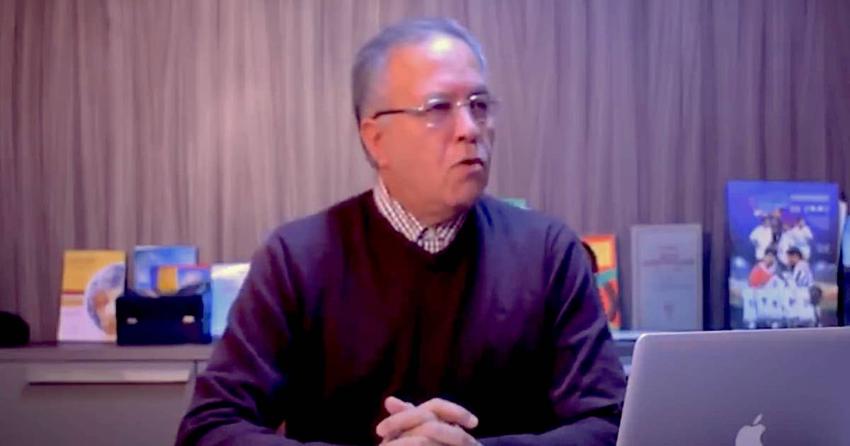 رؤوف خليف ينتقد موضة السجع في التعليق ويؤكد: الكلام دائماً ابن الزمان