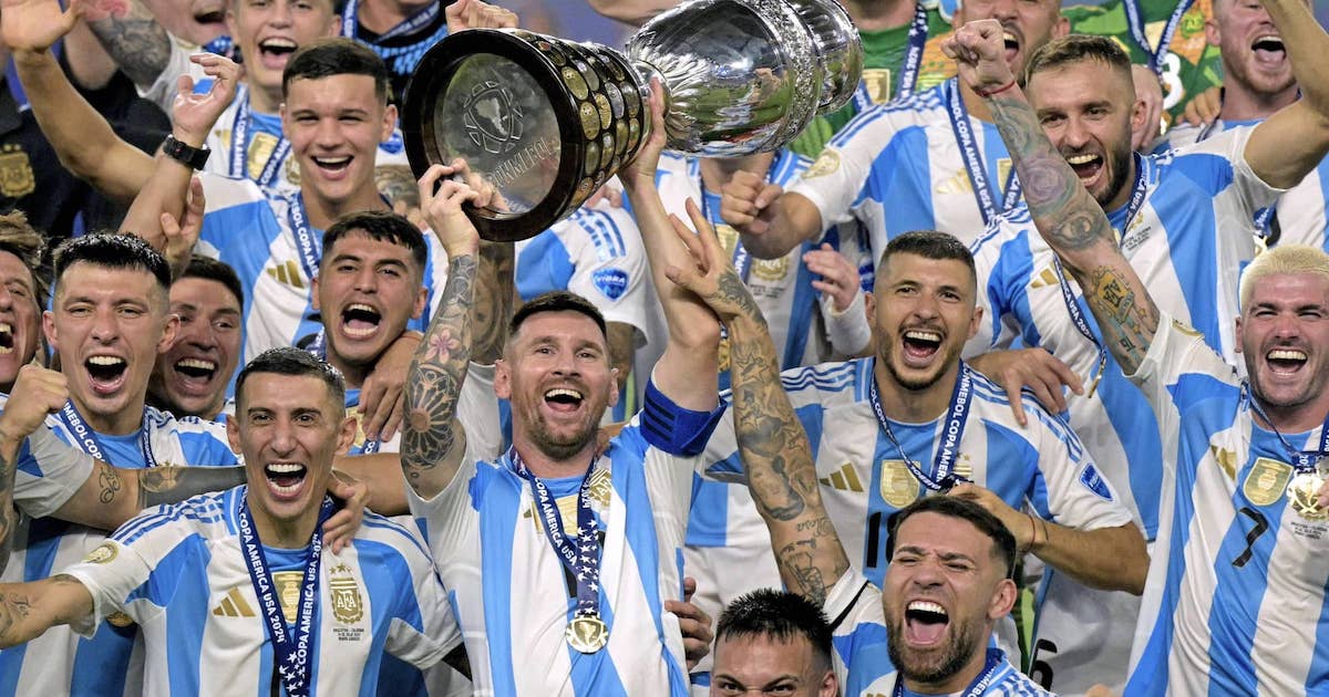 ميسي يحمل كأس كوبا أميركا 2024