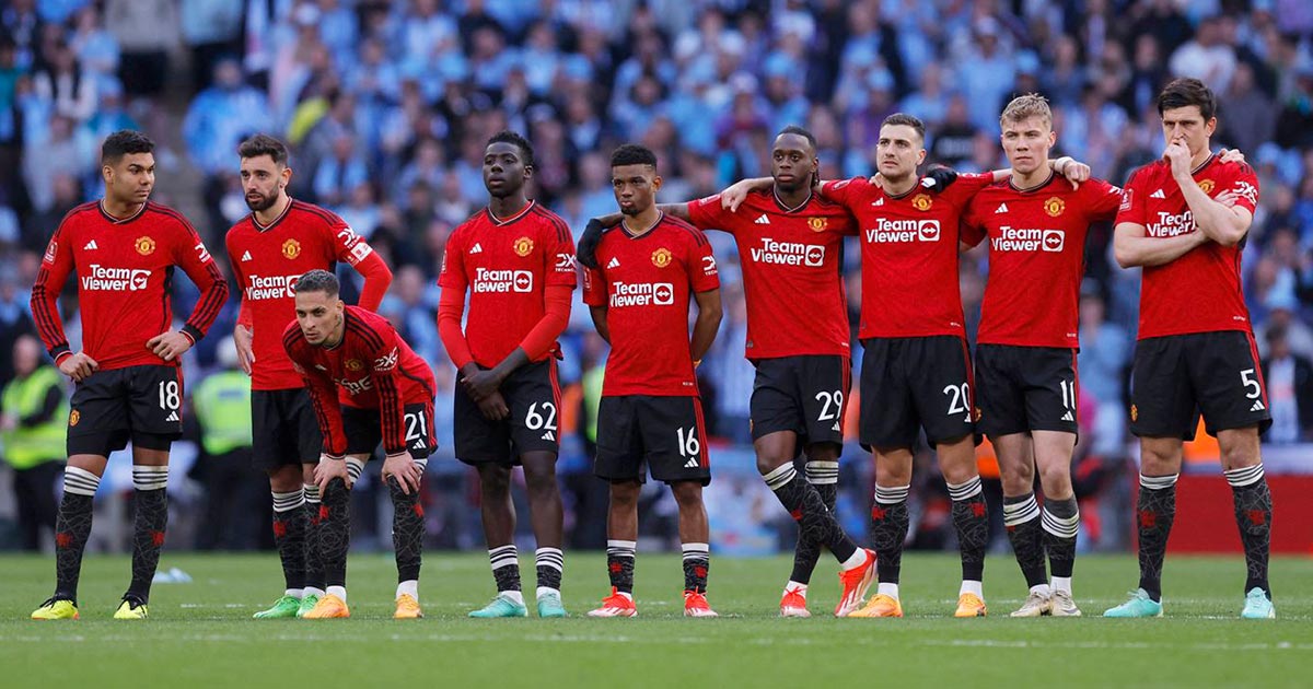 "العودة بالحافلة" واقعة مهينة في مانشستر يونايتد تُفسر النتائج الكارثية