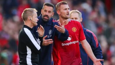 غضب شديد في أولد ترافورد بعد قرار الحكم ضد دي ليخت