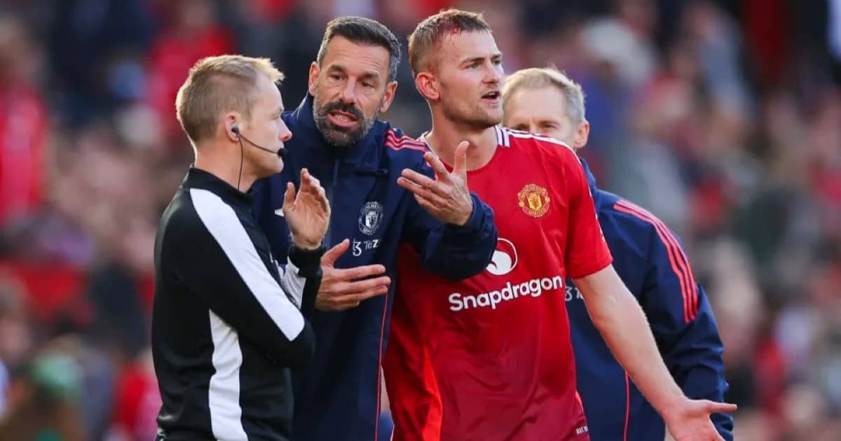 غضب شديد في أولد ترافورد بعد قرار الحكم ضد دي ليخت