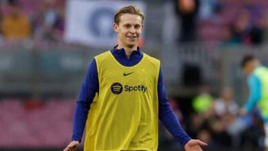 هل هي انتكاسة؟ فليك يوضح سبب غياب فرينكي دي يونغ عن لقاء إشبيلية