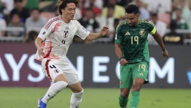 إيتاكورا وسالم الدوسري في مباراة السعودية واليابان