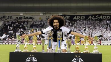 أكرم عفيف يستعرض جوائزه الفردية قبل مباراة السد والريان