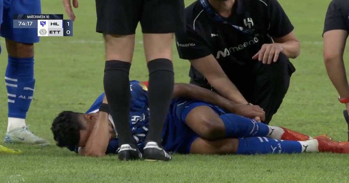 إصابة خطيرة لنجم الهلال سالم الدوسري في مباراة الاتفاق بدوري روشن