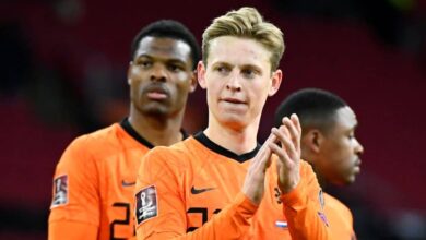 فرينكي دي يونغ يواجه مستقبلاً غامضاً في برشلونة وسط نصائح بالرحيل