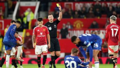 إنزو ماريسكا يشتعل غضباً بعد نجاة ليساندرو مارتينيز من الطرد