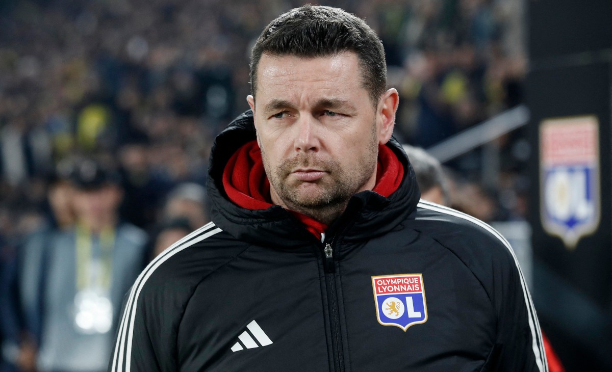 تمت إقالة بيير سيج من تدريب ليون رغم قيادته للفريق للتأهل إلى دوري الأبطال