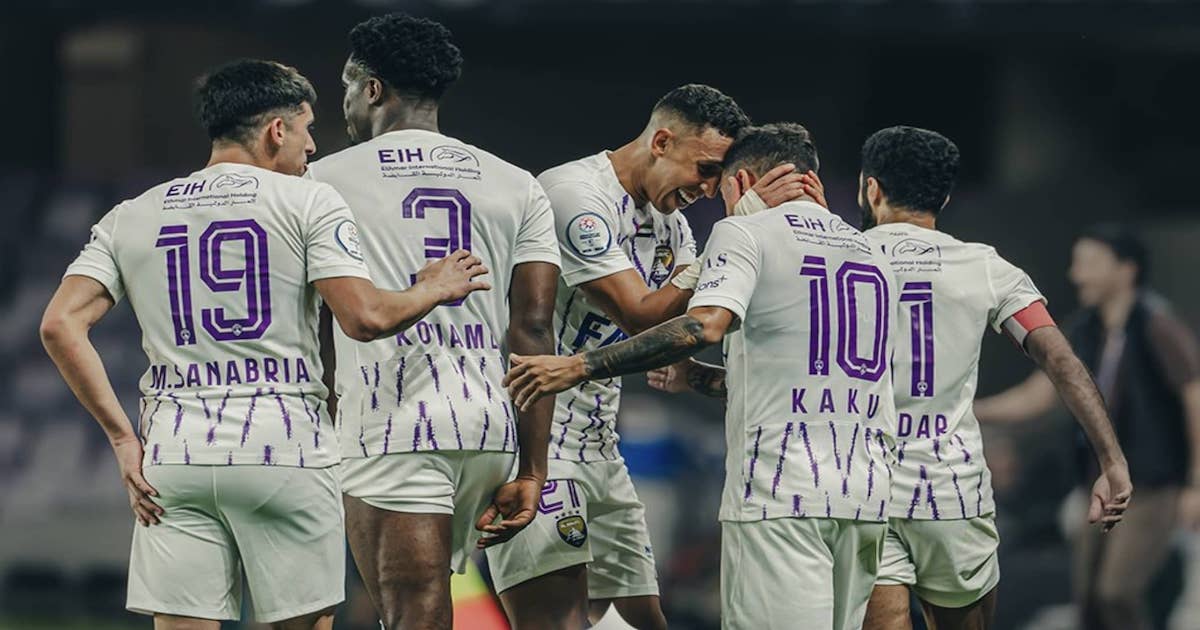 سفيان رحيمي يحتفل بهدفه في مباراة العين واتحاد كلباء 13-2-2025