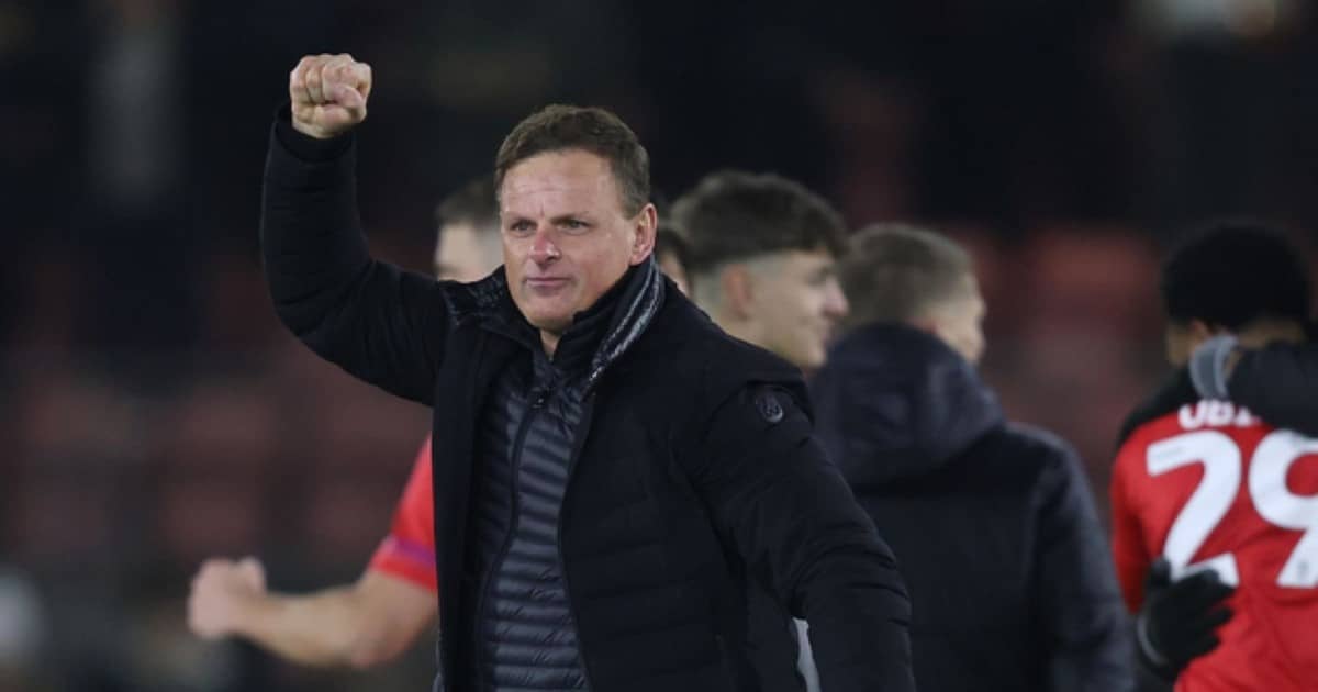 ليتون أورينت يستعد لمواجهة تاريخية أمام مانشستر سيتي