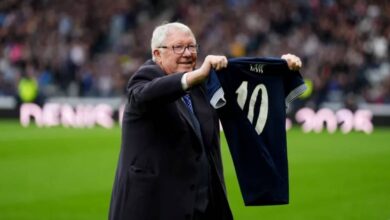 السير أليكس فيرغسون يقود تكريمًا لدينيس لو قبل مواجهة اسكتلندا واليونان