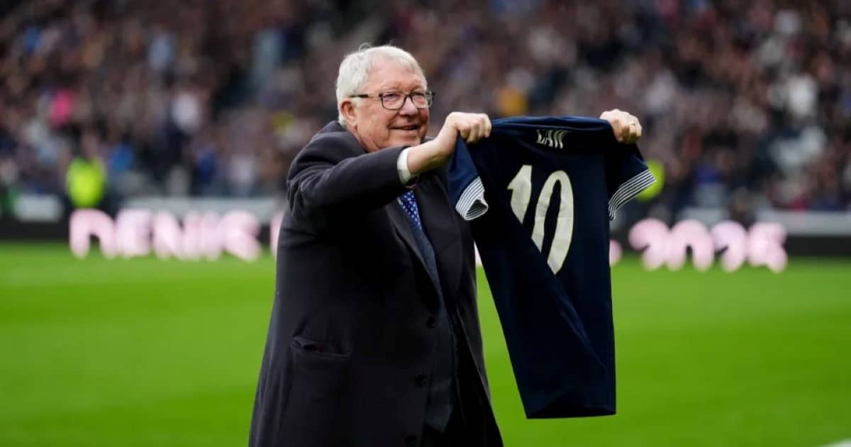 السير أليكس فيرغسون يقود تكريمًا لدينيس لو قبل مواجهة اسكتلندا واليونان