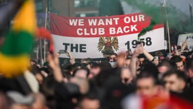 إدارة يونايتد تبرر قرارها بخفض خصومات كبار السن وسط غضب المشجعين