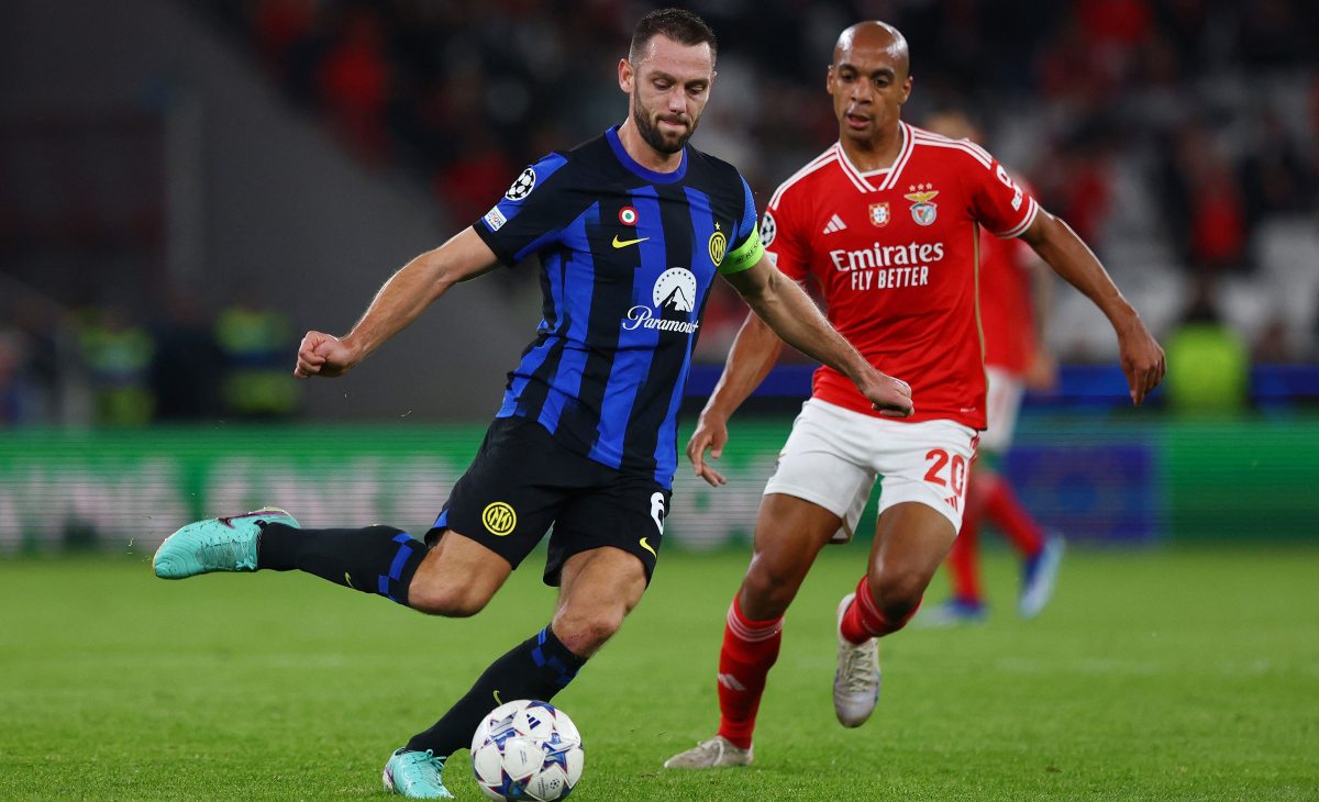 دي فري يحذر الإنتر من فيينورد: لقد تغلبوا على ميلان وبايرن ميونخ