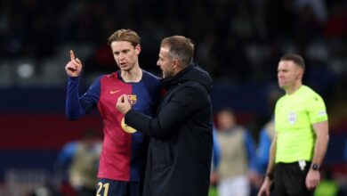 فليك في حيرة بين دي يونغ وكاسادو في وسط برشلونة