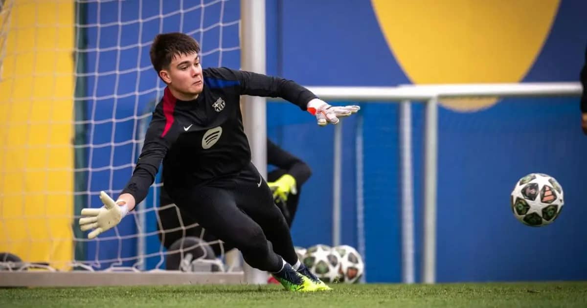 حارس برشلونة الشاب ماكس بونفيل يشارك في تدريبات الفريق الأول