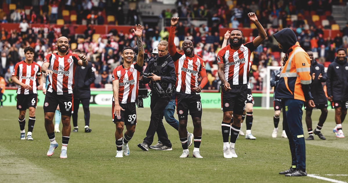 مانشستر يونايتد يُفرط في تقدمه ويُخسر من برينتفورد 4-3