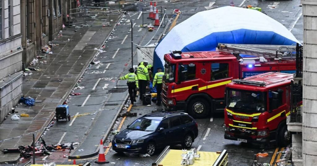 ليفربول يؤجل احتفالاته بلقب الدوري بعد حادث مأساوي أصاب 27 مشجعًا