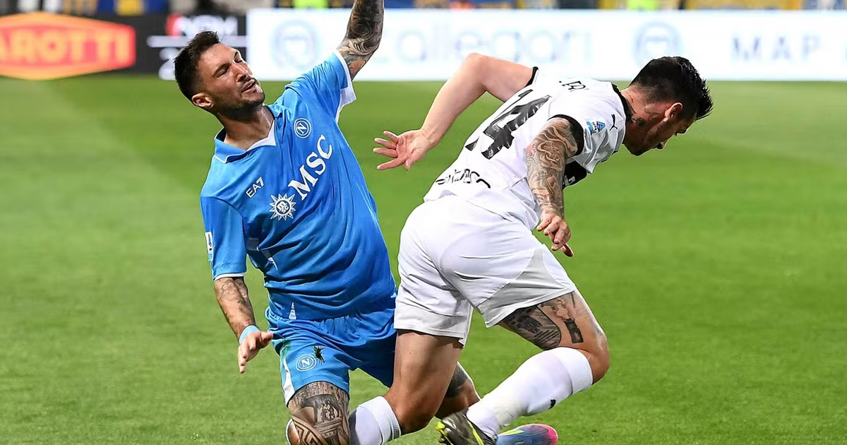 نابولي يحافظ على الصدارة بأعجوبة بعد تعادل درامي مع بارما ويقترب من اللقب