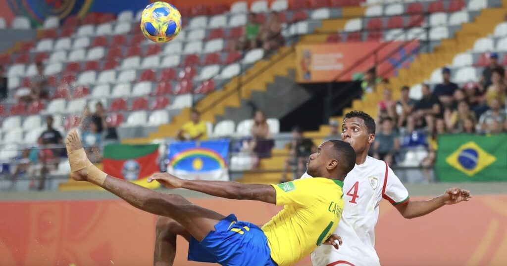عمان والبرازيل في كرة القدم الشاطئية