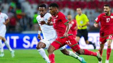 من هو معلق مباراة عمان والأردن في تصفيات كأس العالم 2026 والقنوات الناقلة؟