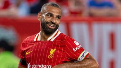 صلاح يرتدي شارة القيادة في مباراته الـ400 مع ليفربول