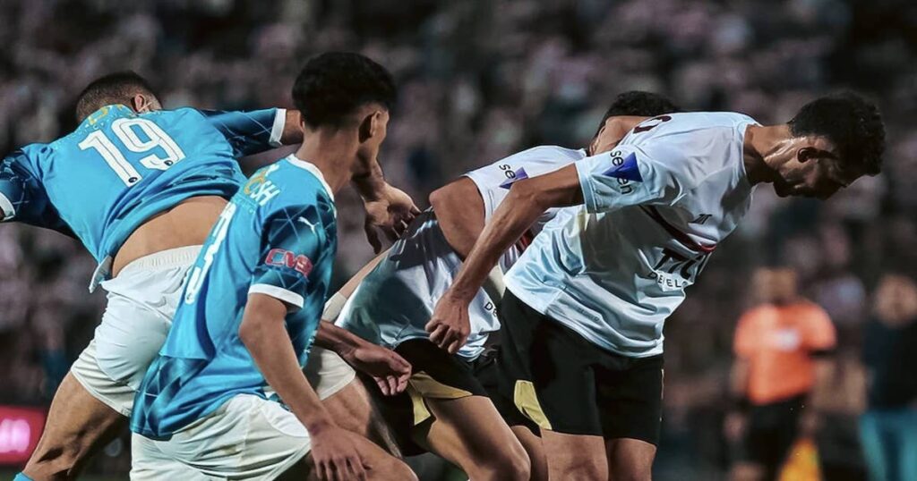 مدافع الزمالك أحمد فتوح في التحام قوي مع لاعبي بيراميدز بنهائي كأس مصر 2025