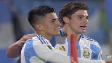 خوليان ألفاريز يحتفل بهدف تقدم الأرجنتين على تشيلي