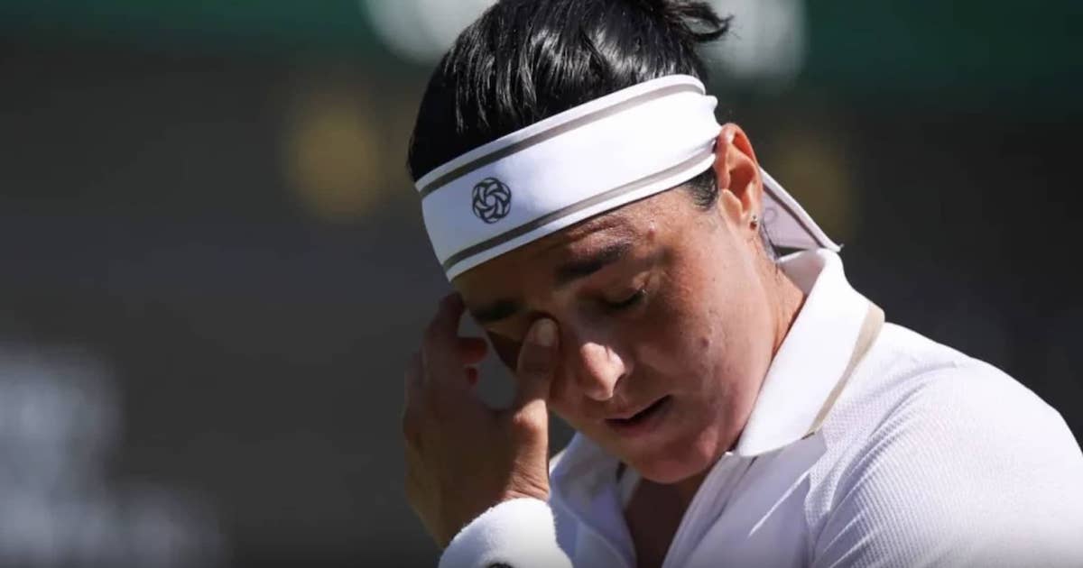 بكاء أنس جابر بعد الانسحاب من الدور الأول لبطولة ويمبلدون للتنس 2025