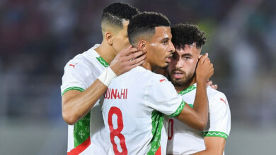 الركراكي يطمئن على البدلاء في فوز المغرب على بنين بهدف الكعبي