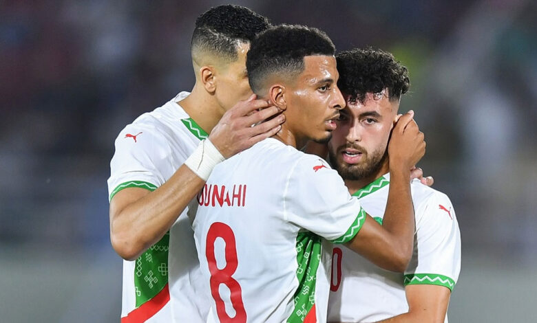 الركراكي يطمئن على البدلاء في فوز المغرب على بنين بهدف الكعبي