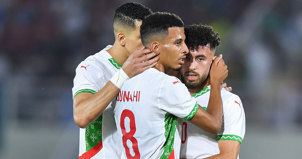 الركراكي يطمئن على البدلاء في فوز المغرب على بنين بهدف الكعبي
