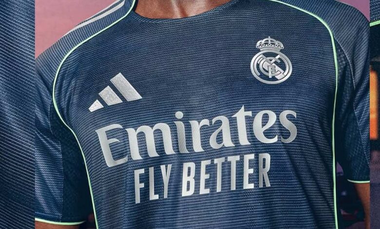 بواجهة البرنابيو ليلاً.. أديداس تكشف قميص ريال مدريد الاحتياطي لموسم 2026-25