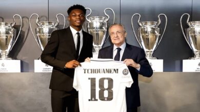 تشواميني مع فلورنتينو بيريز بعد انتقاله إلى ريال مدريد عام 2022 مقابل 80 مليون يورو