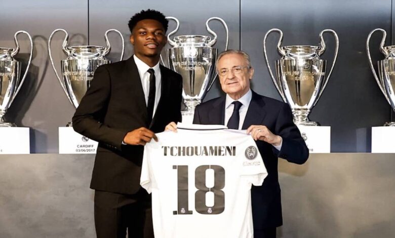 تشواميني مع فلورنتينو بيريز بعد انتقاله إلى ريال مدريد عام 2022 مقابل 80 مليون يورو