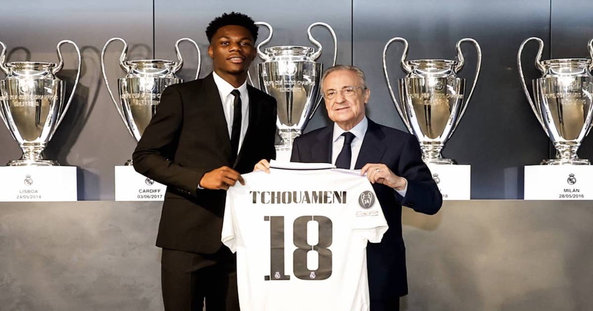 تشواميني مع فلورنتينو بيريز بعد انتقاله إلى ريال مدريد عام 2022 مقابل 80 مليون يورو