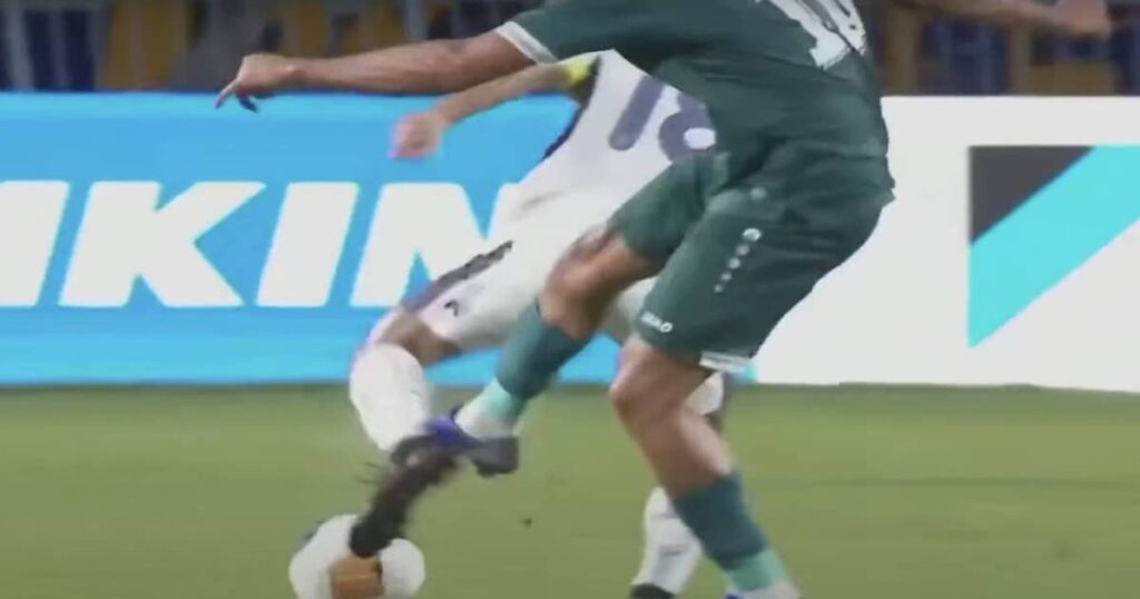 طرد مهند علي ميمي في نهائي كأس ملك تايلاند 2025 للخشونة