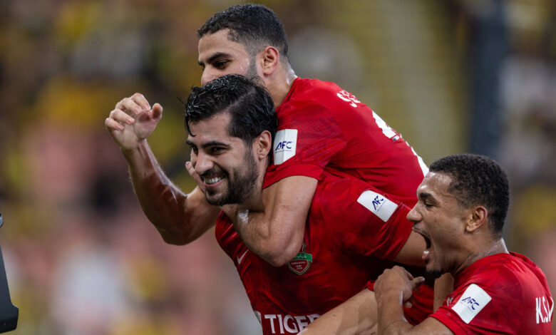 سعيد عزت الله يوقع على انتصار تاريخي لشباب الأهلي في جدة ويعمق جراح الاتحاد