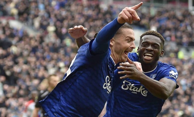 غريليش يصطاد نسور كريستال بالاس في الوقت القاتل ويواصل نجاحه مع إيفرتون