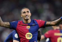 برشلونة يبتعد بسبع نقاط عن ريال مدريد بثنائية رافينيا في أوساسونا