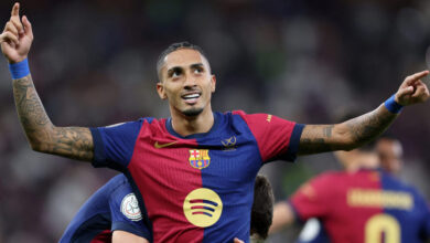 برشلونة يبتعد بسبع نقاط عن ريال مدريد بثنائية رافينيا في أوساسونا