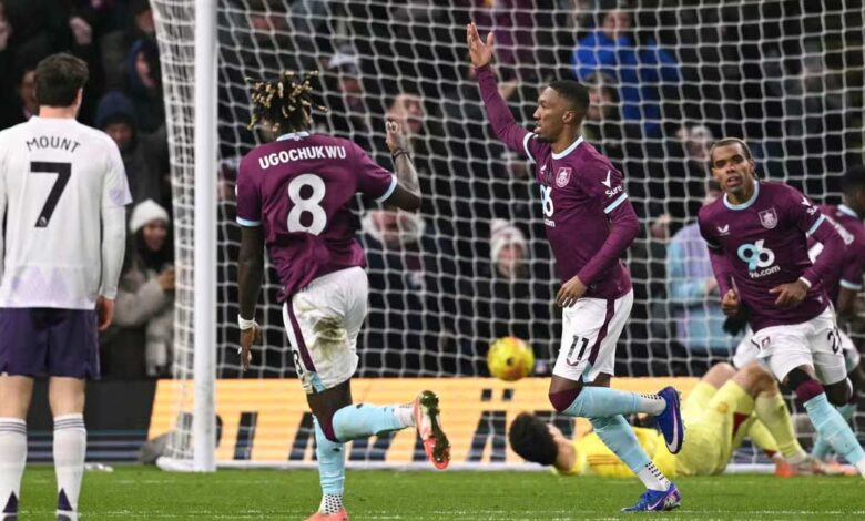 بيرنلي يعاند مانشستر يونايتد ويقتنص تعادلًا مثيرًا في أول ظهور لفليتشر