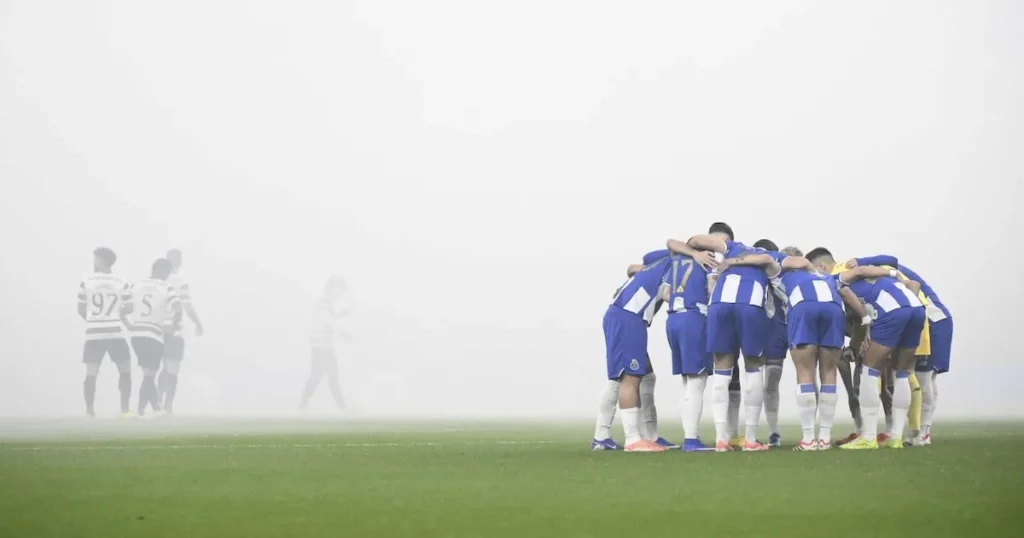 جمهور بورتو يشعل الشماريخ في مباراة الكلاسيكو أمام سبورتينغ لشبونة بالدوري البرتغالي