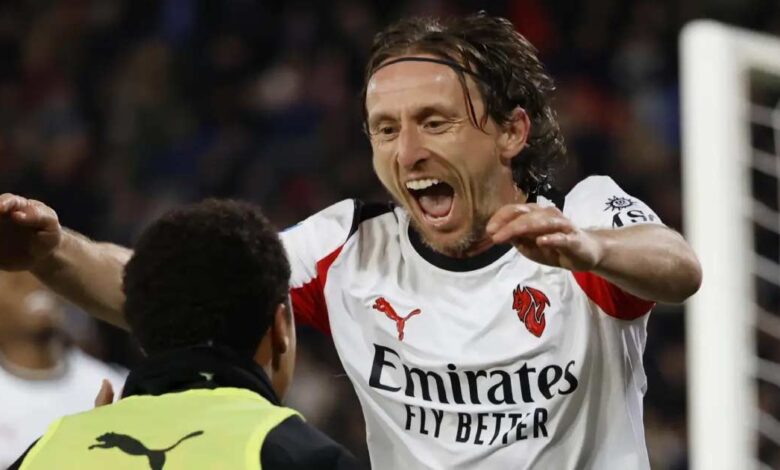 هدف متأخر من مودريتش يقود ميلان لتخطي بيزا بصعوبة